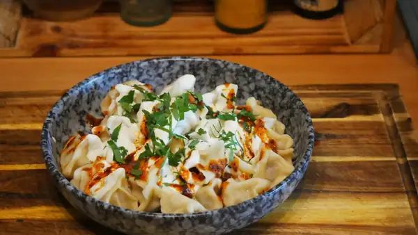 Manti: deliciosas bolsitas de masa rellenas de carne picada (con vídeo)