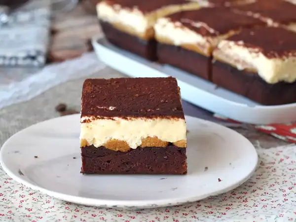 Brownie and tiramisu lovers: we have the perfect cake for you!