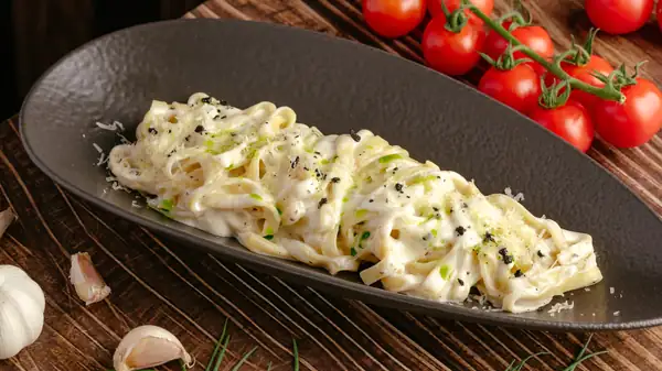 Añade 10 veces más sabor a la salsa Alfredo con este ingrediente italiano.