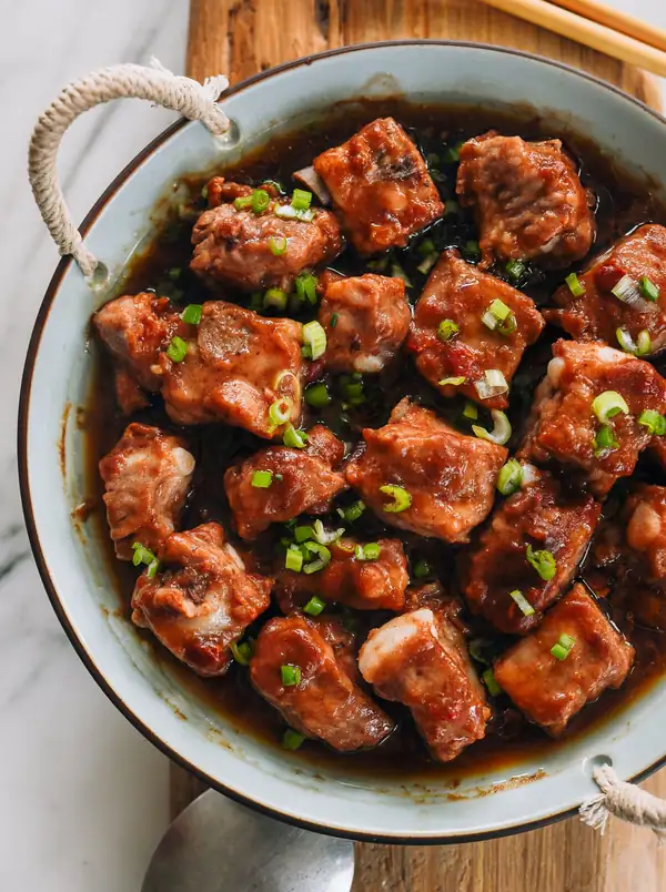 Costillas de cerdo con frijol rojo fermentado