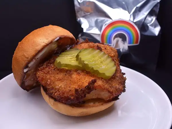 Alexandre's estrena un sándwich de pollo con pepinillos y una guarnición de Pride