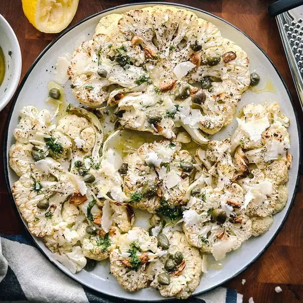 Filetes de coliflor asada con aceite de oliva, limón y alcaparras