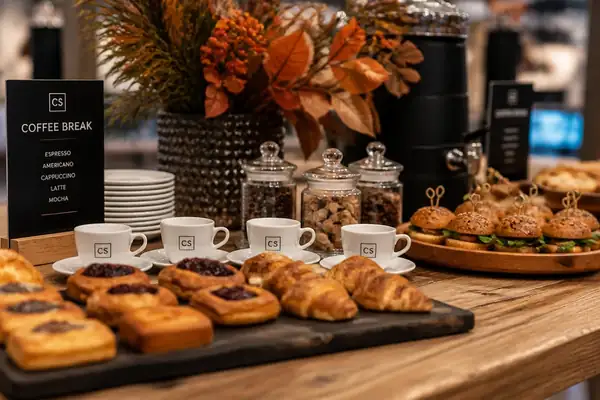 El servicio de catering corporativo de otoño en Italia requiere menús modulares y una logística estricta