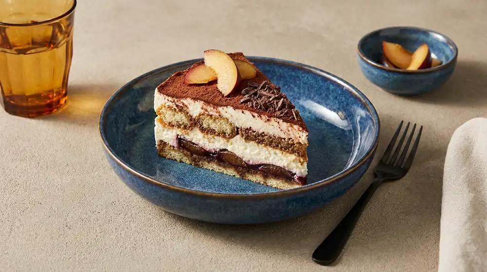 Tarta de tiramisú con ciruelas: Un postre frutal por capas