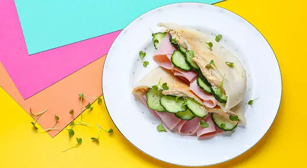 Pita con jamón, pepino y hummus