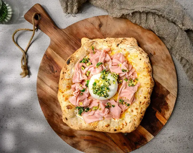 Pizza met mortadella en burrata