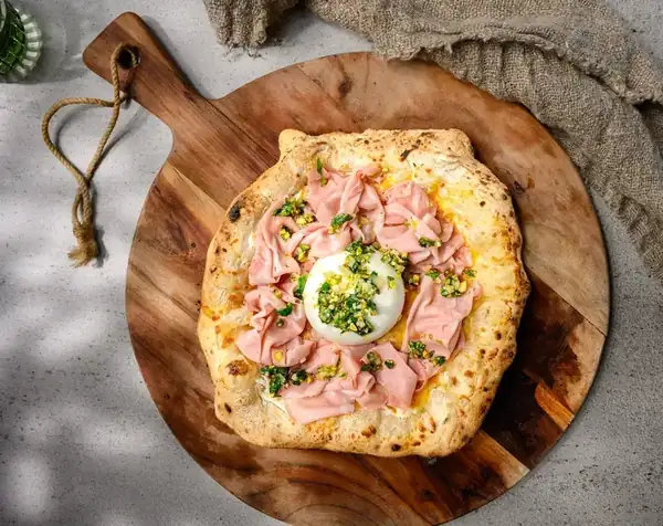 Pizza met mortadella en burrata