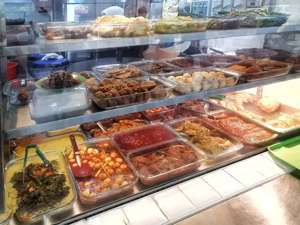 Los 21 mejores restaurantes abiertos las 24 horas en Singapur para llevar a tus amigos a cenar.