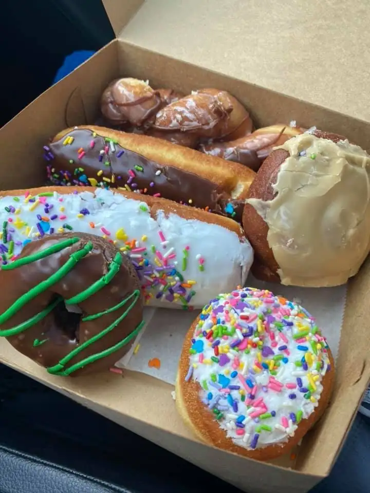 La panadería Thirsty Whale reabre sus puertas con la ayuda de YoYo Donuts