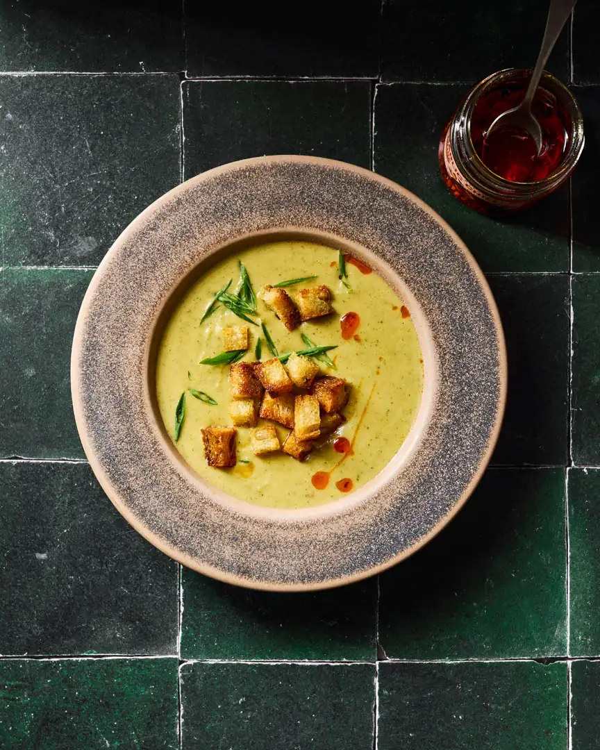 Receta de sopa cremosa de calabacín con crujiente de ajo y chile
