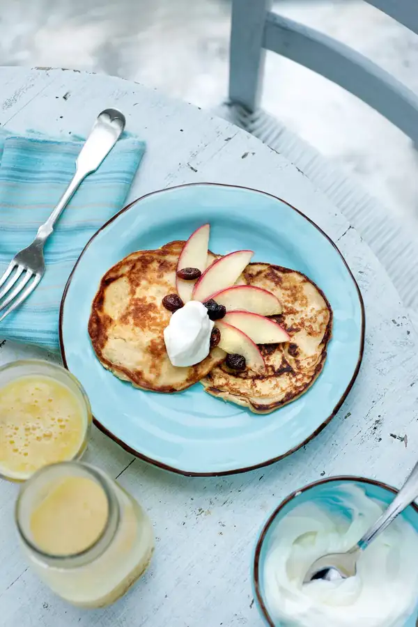 Oatmeal pancakes with apples