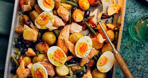 Hot smoked salmon niçoise traybake