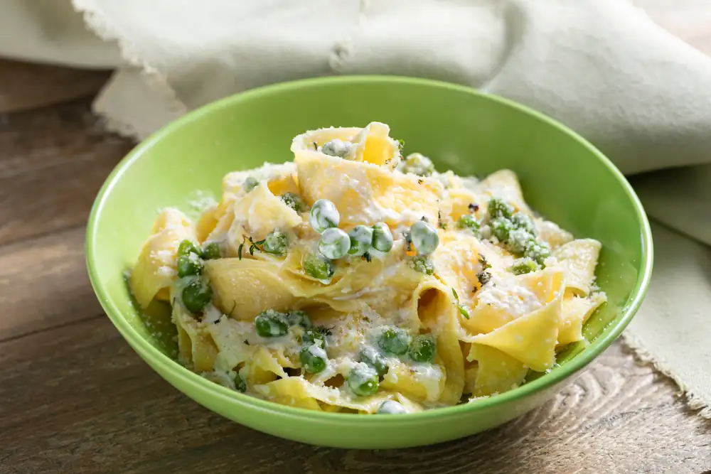 Creamy pasta with peas