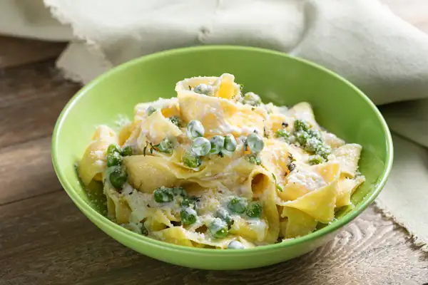 Creamy pasta with peas