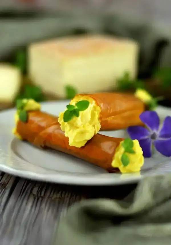 Cannoli de masa filo con taleggio y azafrán