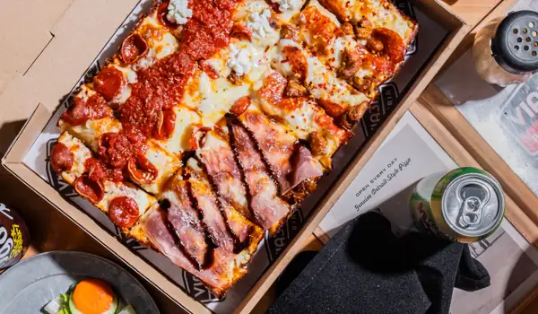 Via 313 presenta la nueva pizza DLX 313 de cuatro sabores