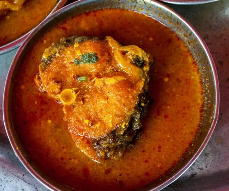 Macher jhol/curry de pescado