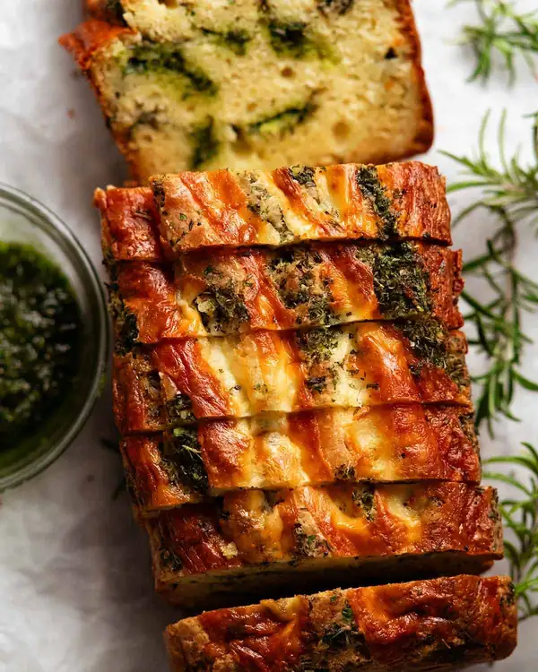 Pan rápido de queso, ajo y hierbas (sin levadura)