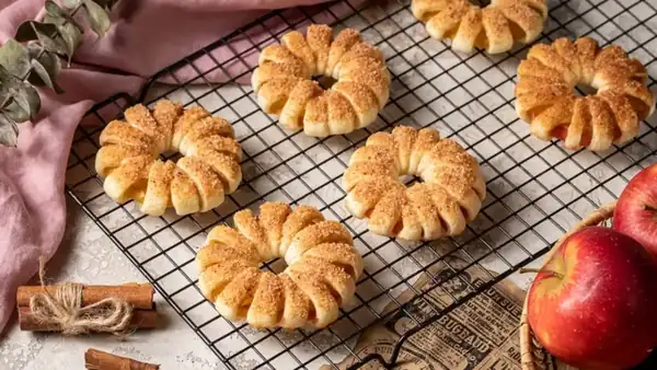 A selection of aromatic cinnamon-flavored autumn pastries was presented in Uzbekistan
