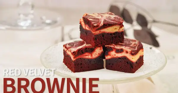 Brownie de terciopelo rojo con efecto mármol, tan fascinante como para mirarlo