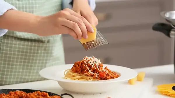 La forma en que cortas el queso es vital para evitar que se formen grumos en tu pasta