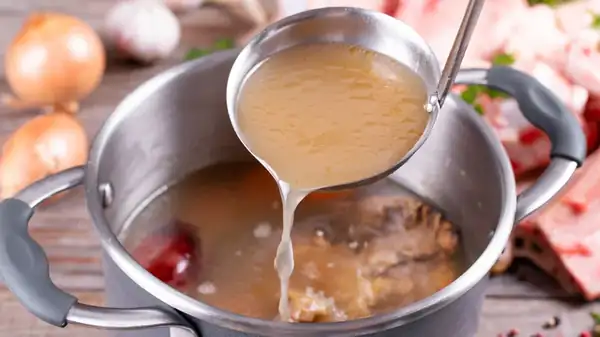 The Only Two Items You Need To Quickly Skim Fat From Liquids