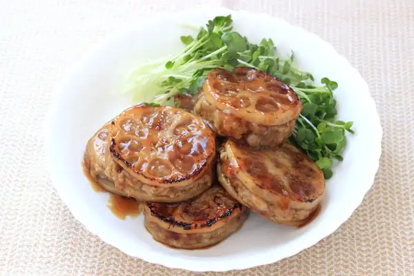The rich, sweet and savory flavor, accented with ginger, is sure to whet your appetite! This “lotus root-filled meatball” uses lotus root in the meat mixture