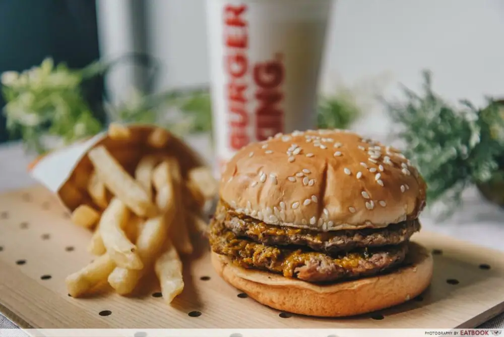 La hamburguesa Rendang está de vuelta en Burger King con una versión XXL y pastel de taro Pulut Hitam.