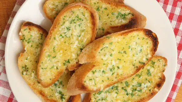 Realza el pan de ajo con una sencilla mezcla de tomate