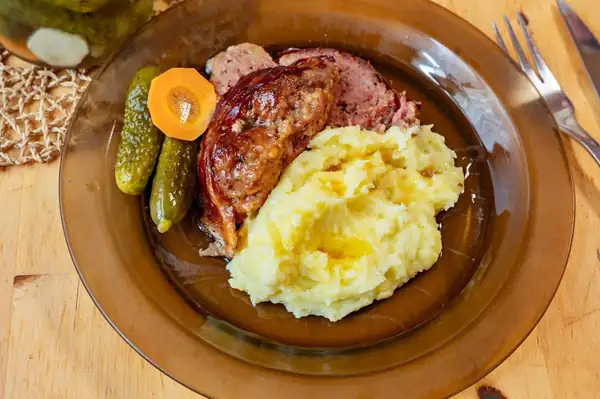Carne picada al horno con beicon y pepinillos encurtidos