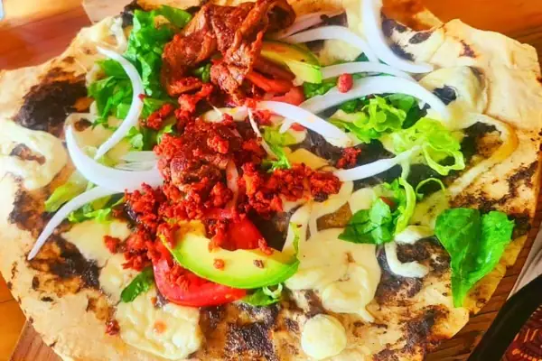 Tlayuda con Chorizo ​​(pizza de chorizo ​​​​mexicana)