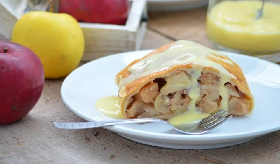 Strudel de manzana con crema de vainilla