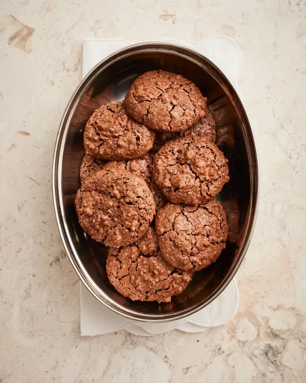 Receta de Brutti ma buoni (galletas de chocolate y avellanas)