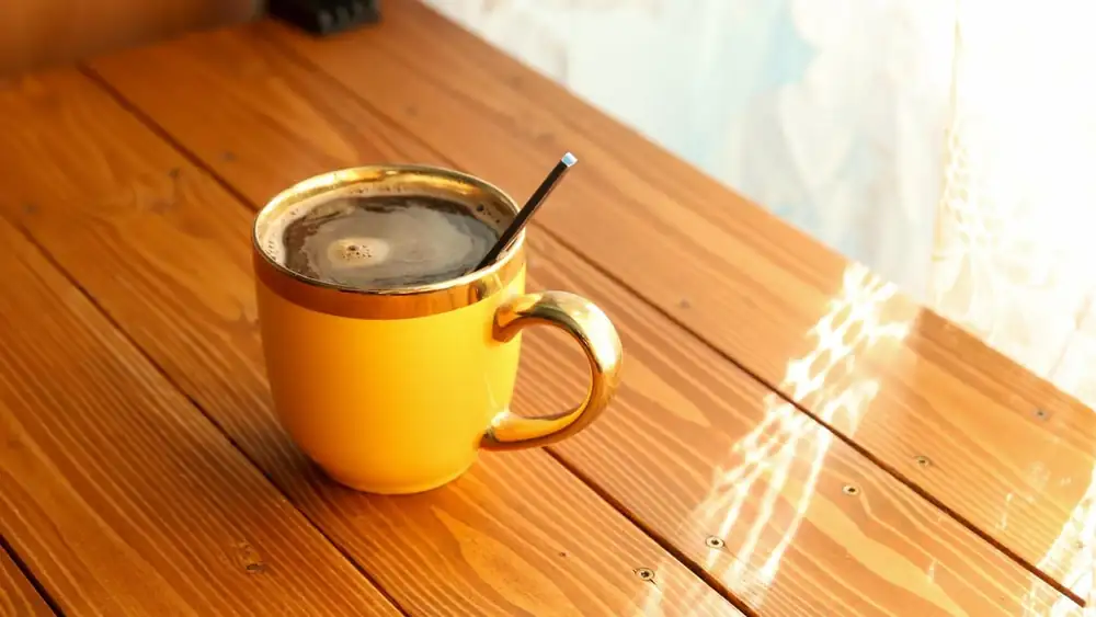 Este físico revela por qué la forma en que revuelves tu té lo hace absolutamente todo