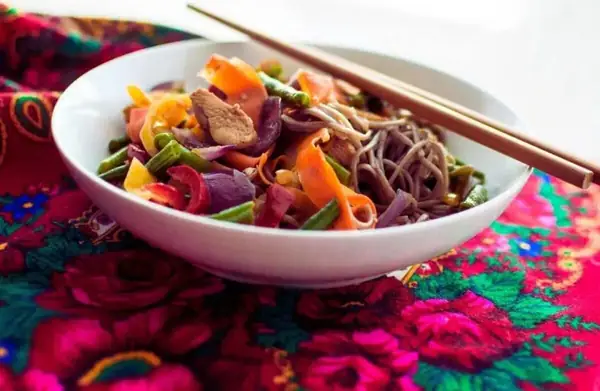 Receta fácil de fideos salteados con pollo