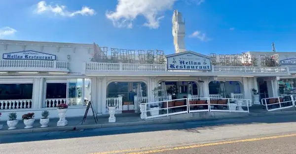 Los clientes habituales de esta panadería de Tarpon Springs hacen fila temprano para comprar pasteles calientes de miel griega