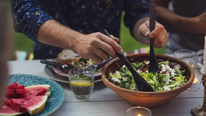 El crujiente snack de cerdo que no puede faltar en tus ensaladas