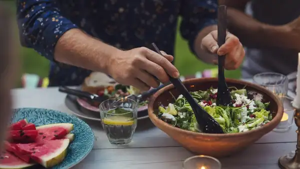 El crujiente snack de cerdo que no puede faltar en tus ensaladas