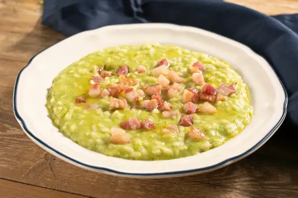 Risotto cremoso de guisantes con taleggio y panceta crujiente