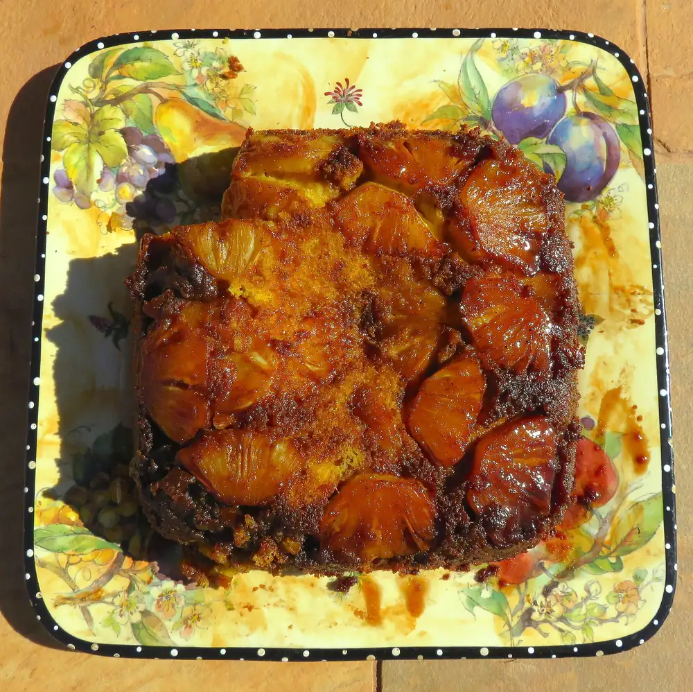 Upside-down pineapple cake, an easy recipe for an old-fashioned but delicious cake