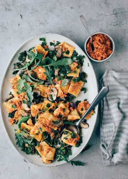 Verduras italianas salteadas con ravioles