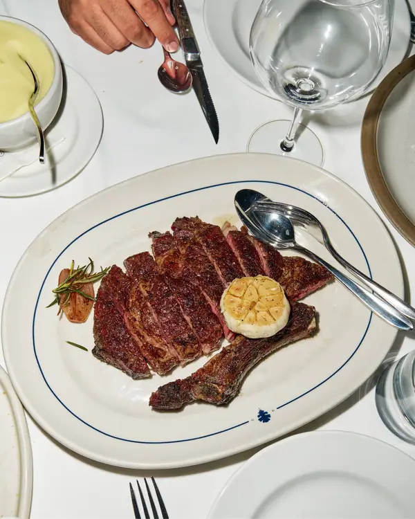 Chuletón con ajo asado