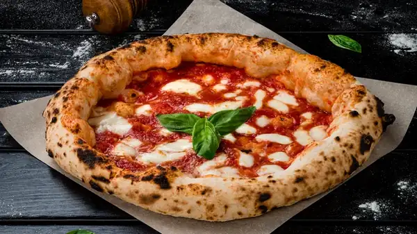 Haz que la noche de pizza sea más tradicional con esta sencilla salsa para pizza de 3 ingredientes
