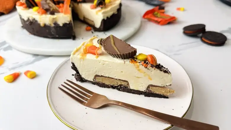 No-Bake Halloween Candy Cheesecake Recipe