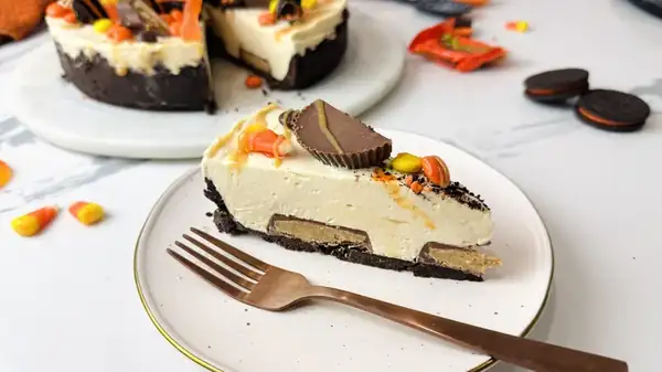 No-Bake Halloween Candy Cheesecake Recipe