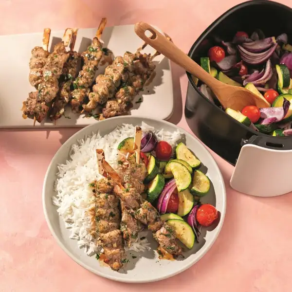 Satay de cerdo con chimichurri y verduras asadas