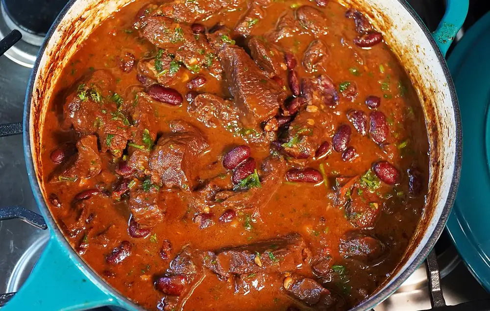 Estofado de ternera con frijoles rojos en una sola olla para una cena rápida y fácil