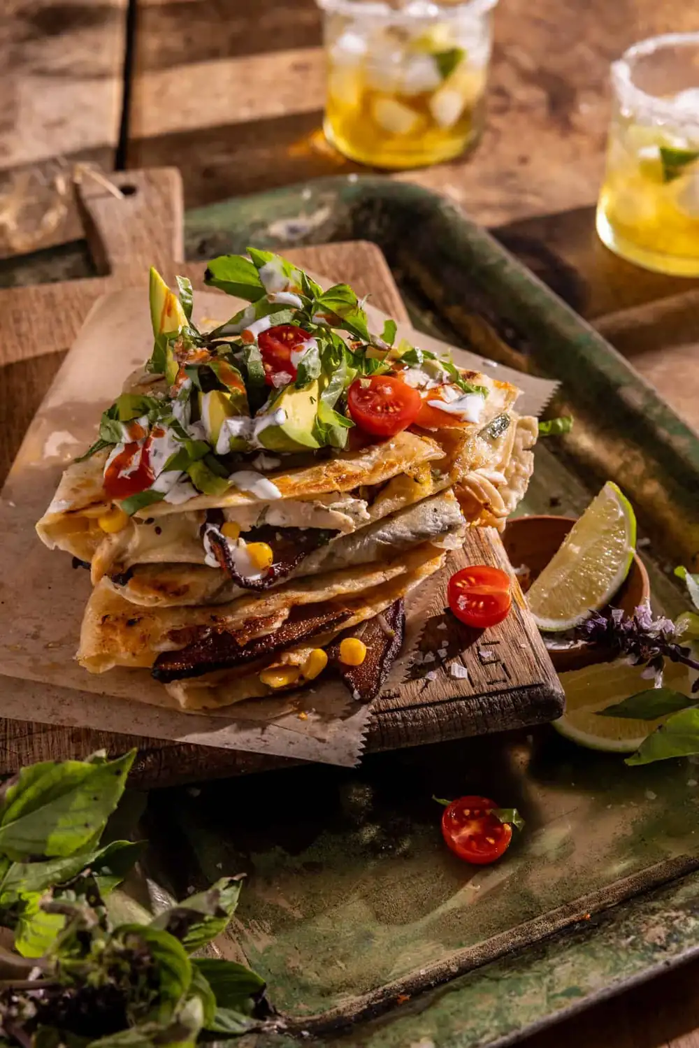 Quesadillas de pollo y tocino con salsa ranchera