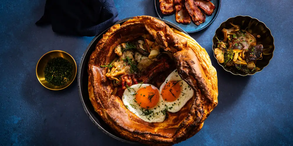 Receta de Dutch baby con huevos, tocino y champiñones