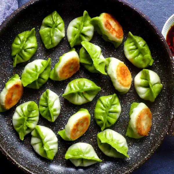 Pan-fried vegetarian dumplings (素煎饺)